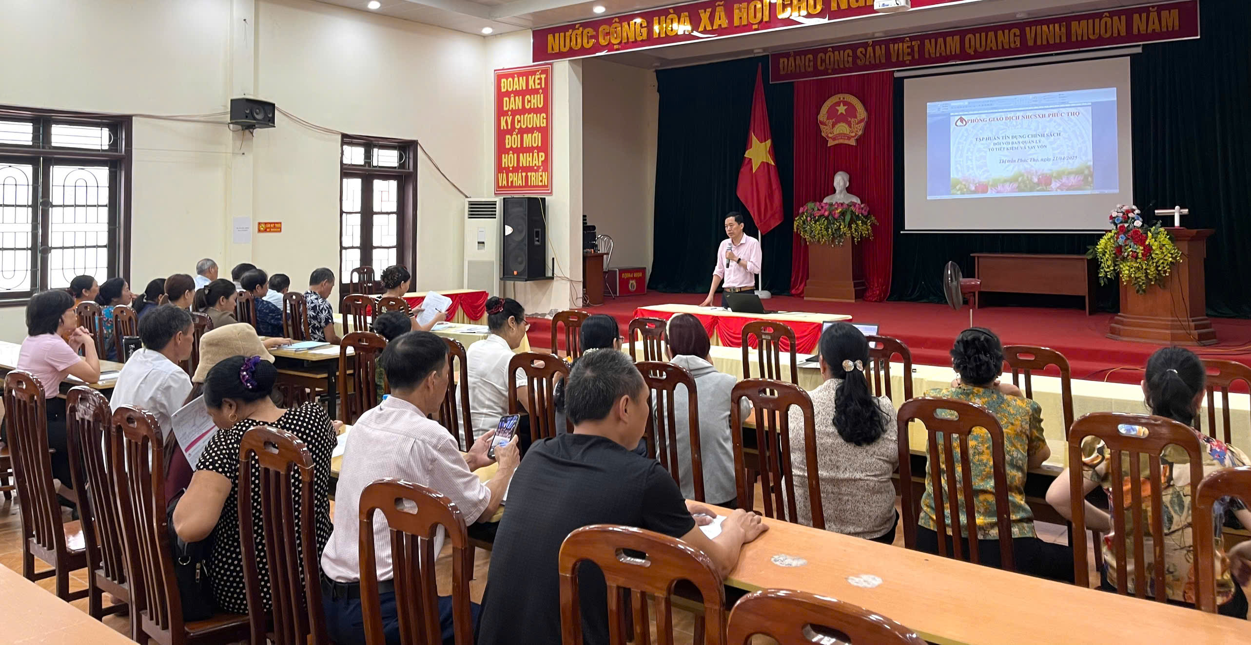 NGÂN HÀNG CHÍNH SÁCH XÃ HỘI HUYỆN PHÚC THỌ PHỐI HỢP TRIỂN KHAI TẬP HUẤN NGHIỆP VỤ CHO BAN QUẢN LÝ  TỔ TIẾT KIỆM VÀ VAY VỐN TRÊN ĐỊA BÀN